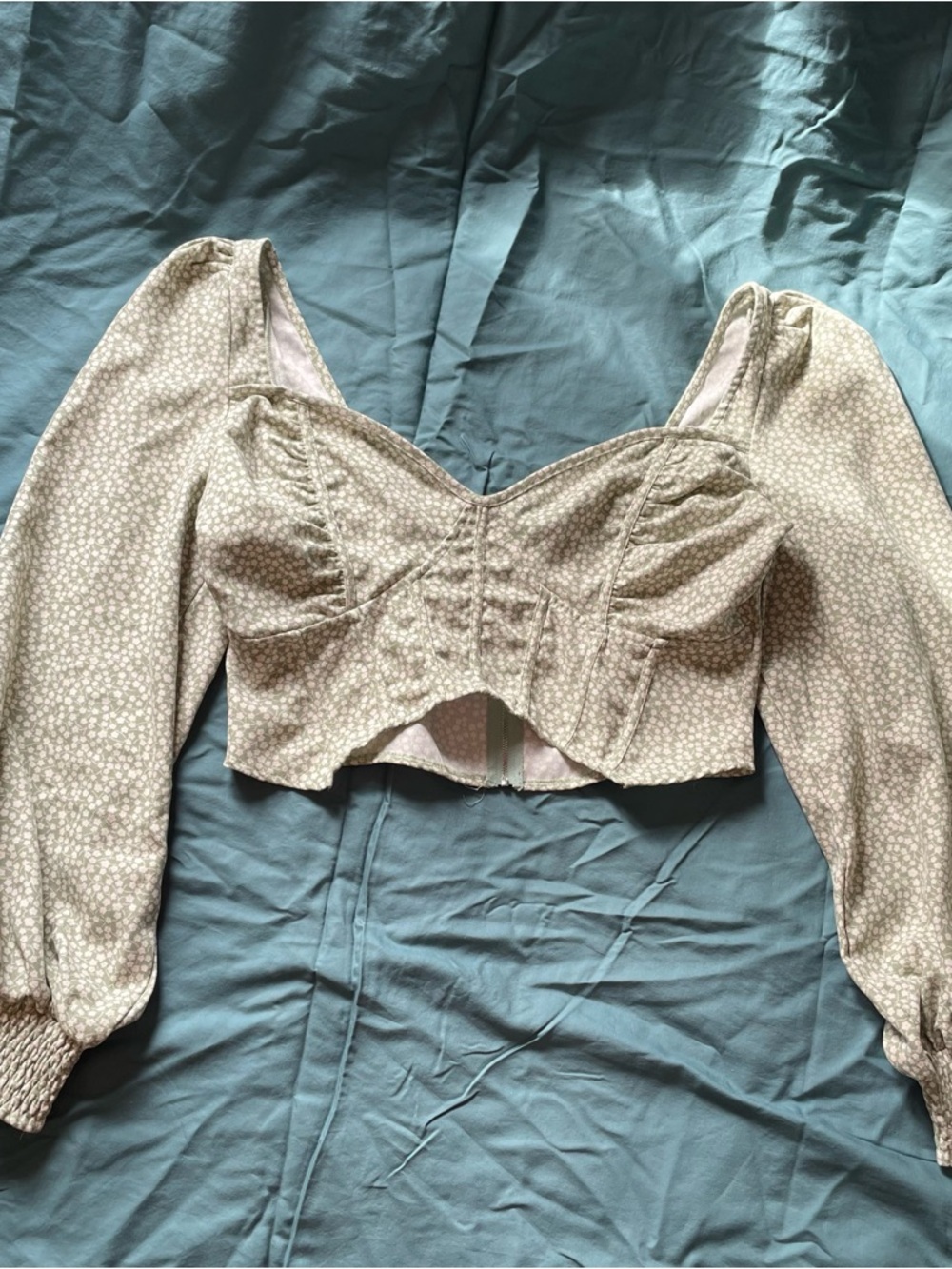 PrettyLittleThing Sage Green Floral Puff-Sleeve Cropped Top